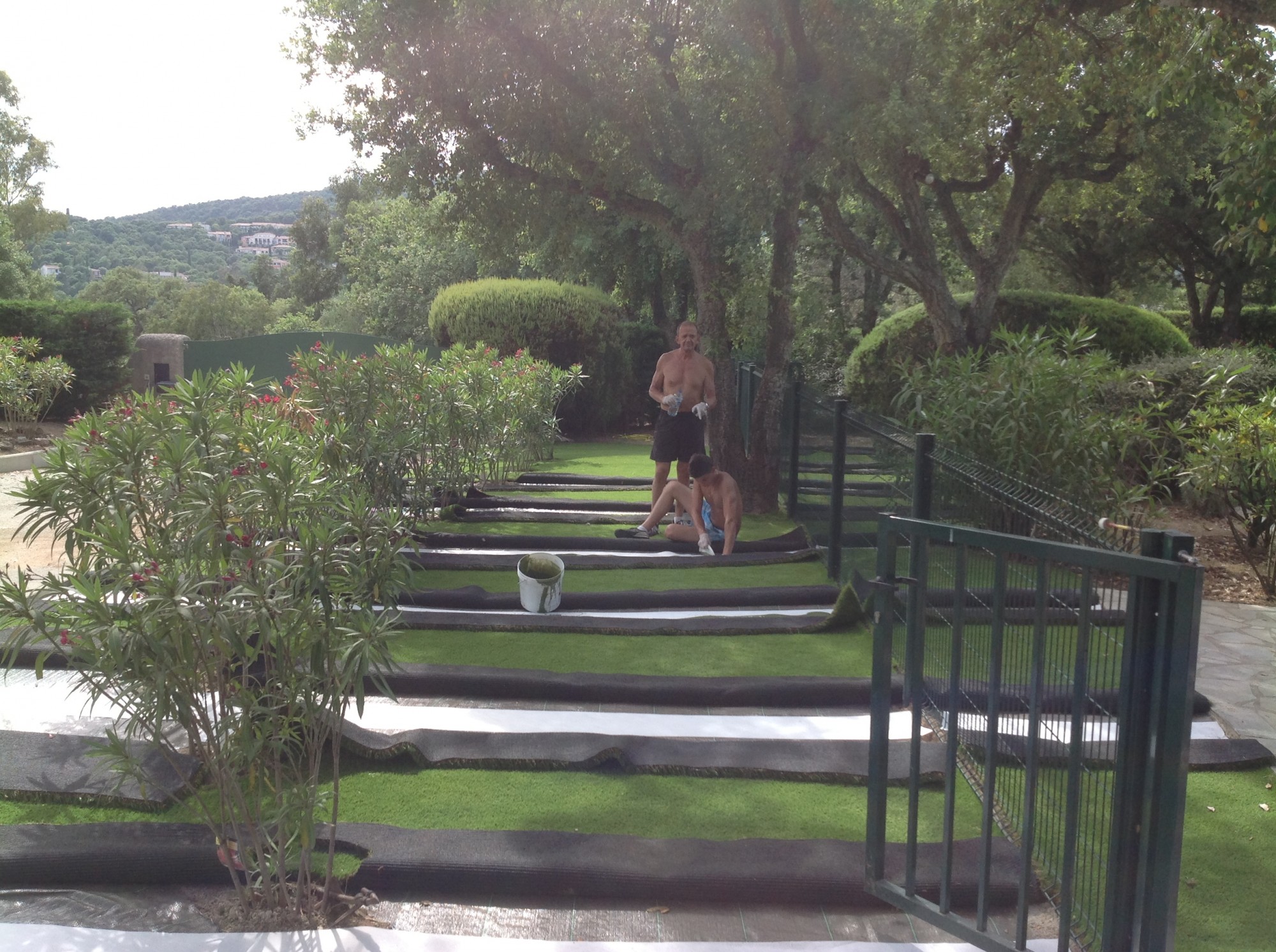 Collage des lés de gazon synthétique à Grimaud