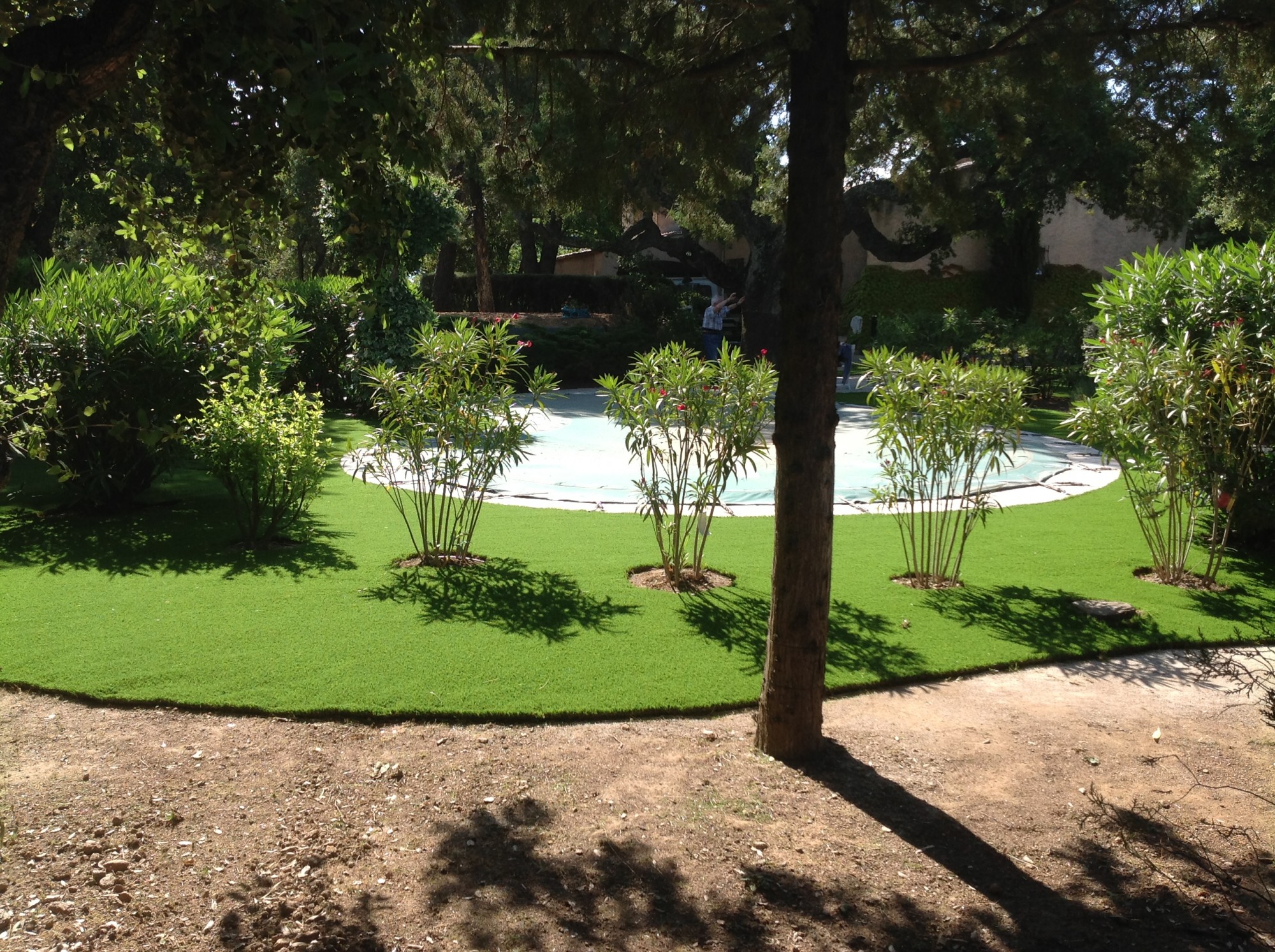 Pose d'une pelouse artificielle à Grimaud