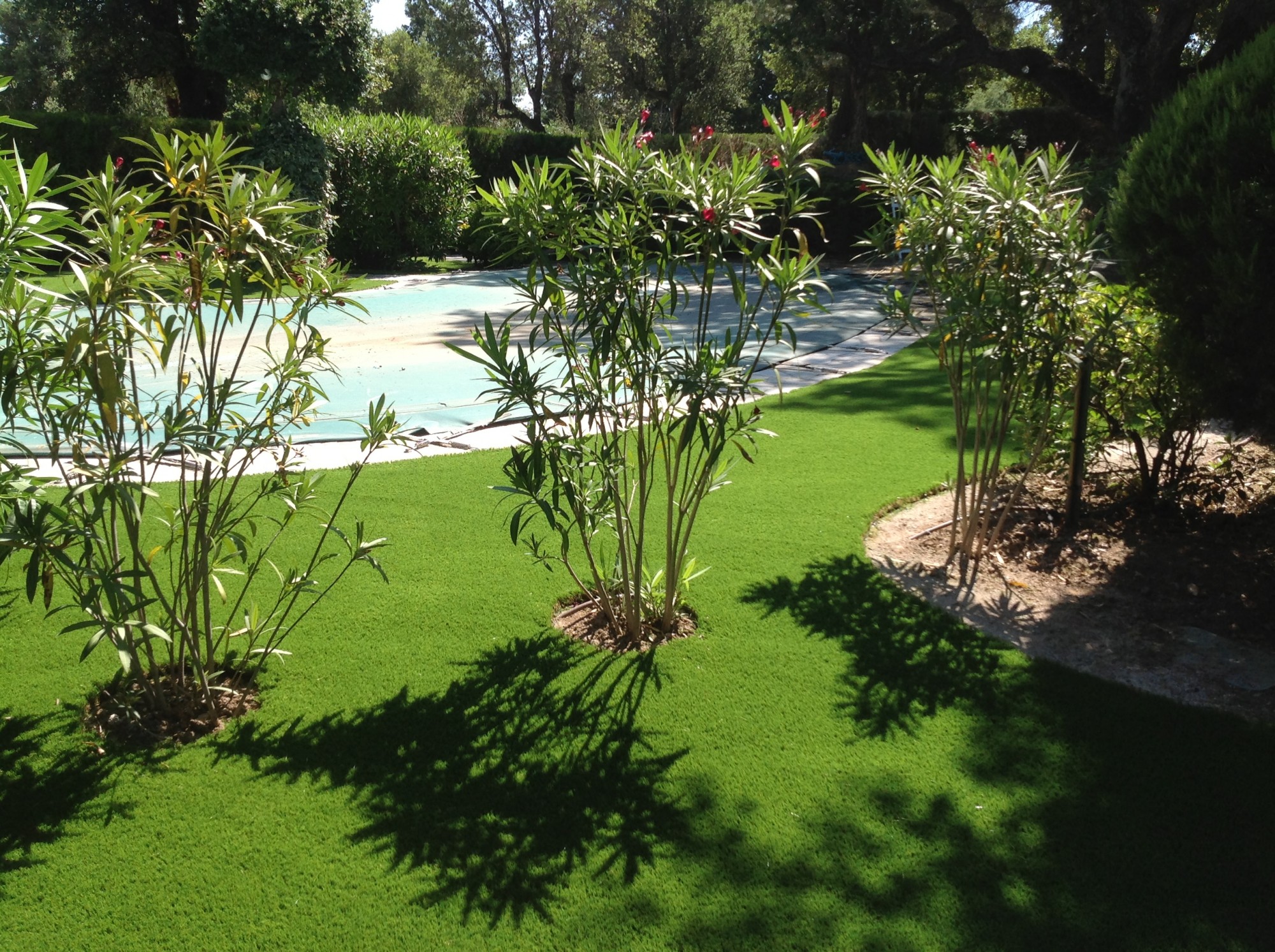 Entourage de piscine en gazon synthétique à Grimaud