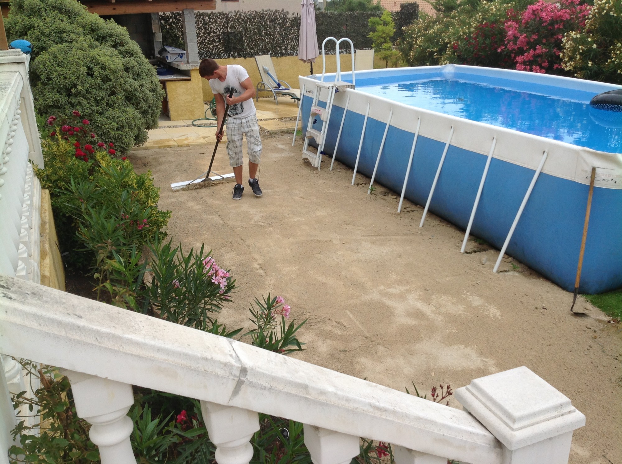 Préparation du terrain avant la pose du gazon artificiel à Cannes