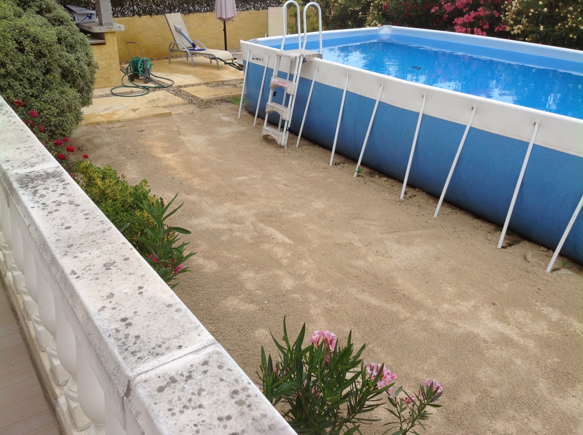 Préparation du sol avant la pose du gazon synthétique à Cannes