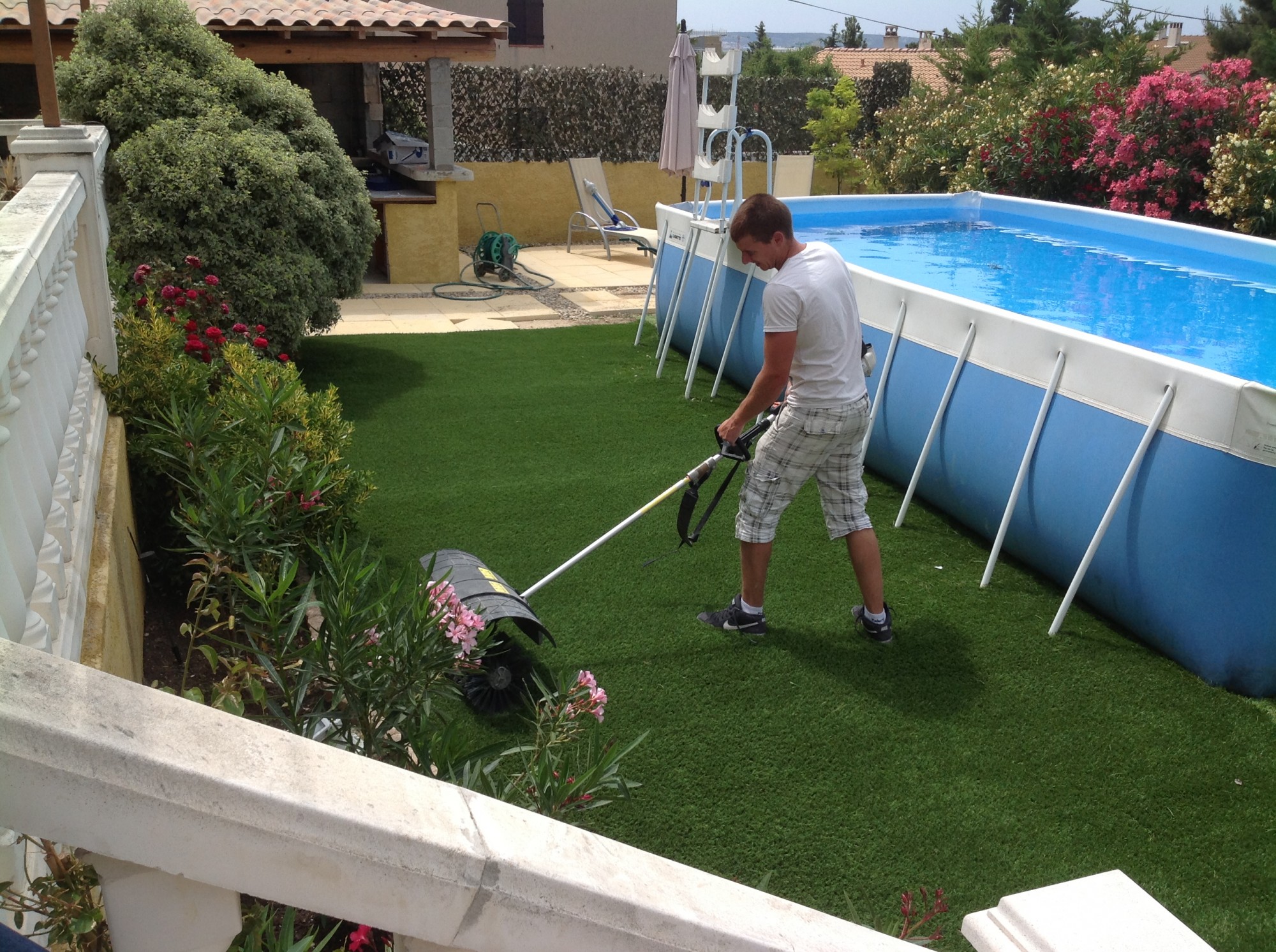 Brossage du gazon artificiel à Marseille