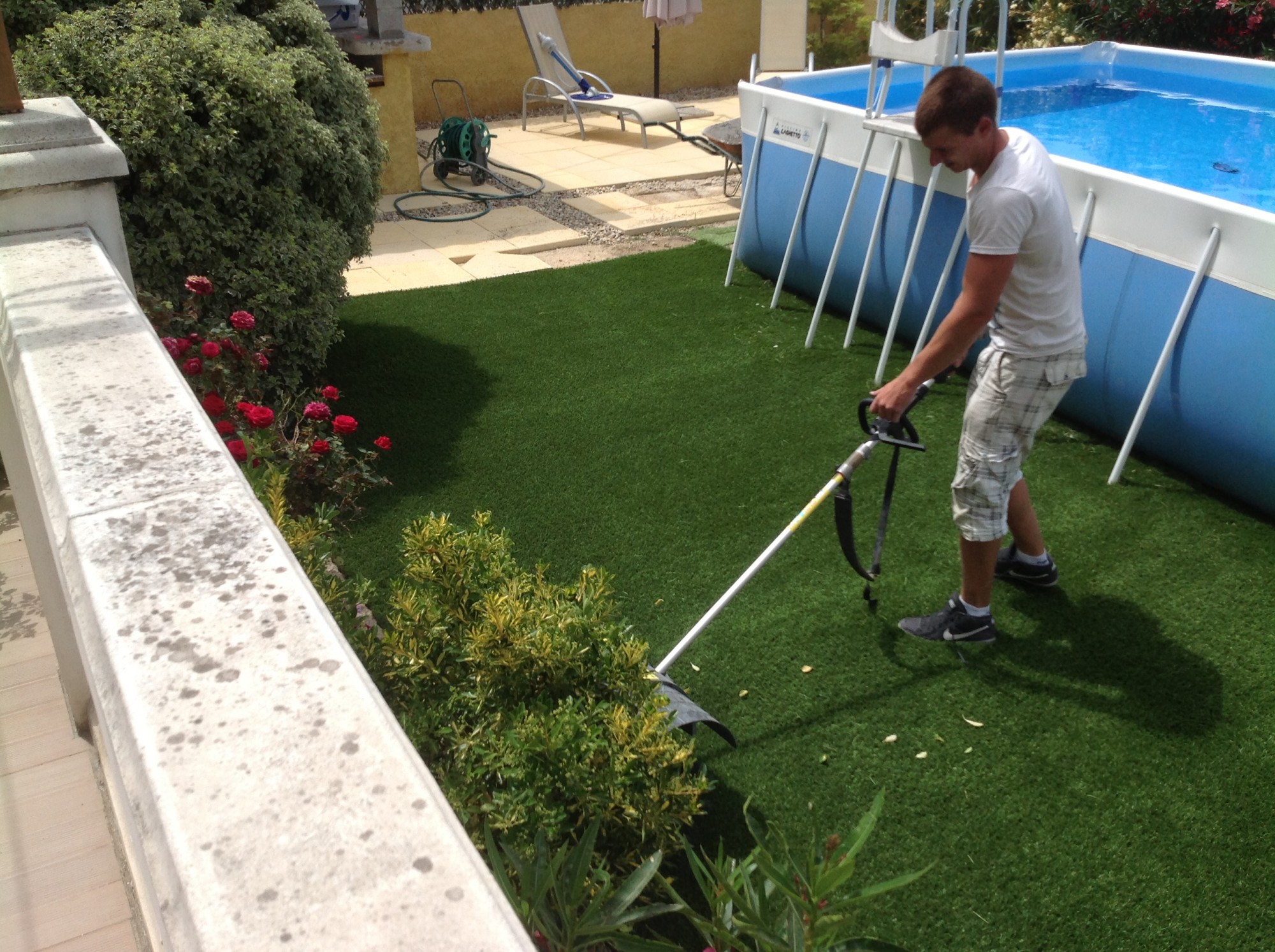 Brossage du gazon synthétique à Marseille