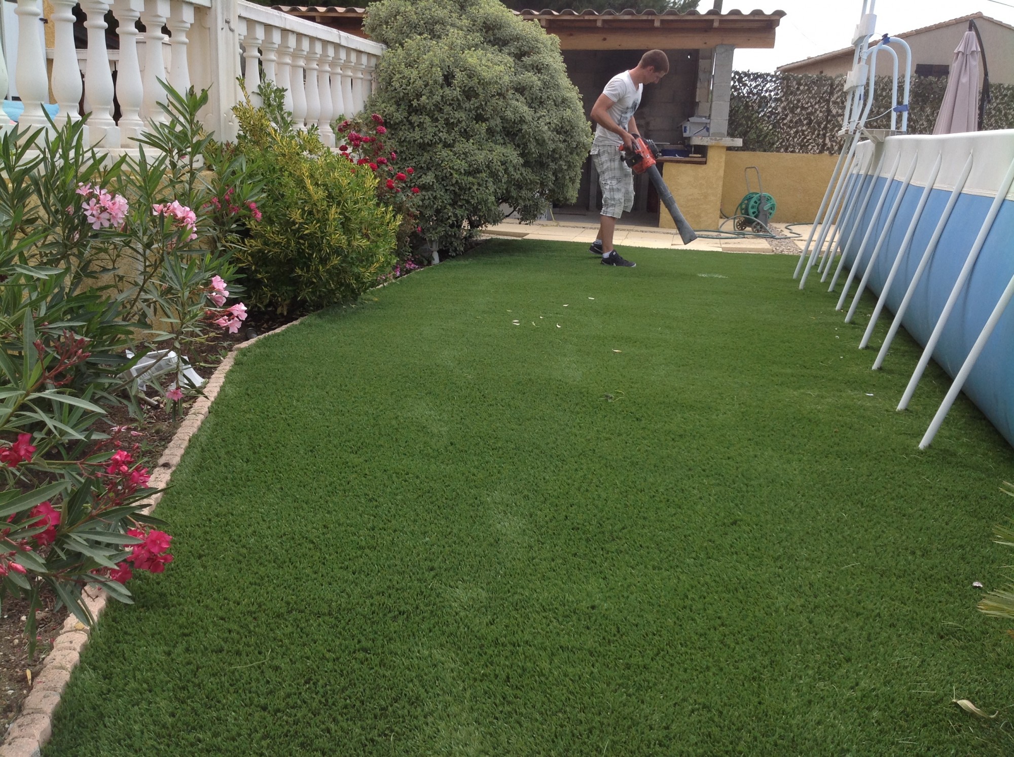 Pose d'une pelouse synthétique autour d'une piscine à Cannes
