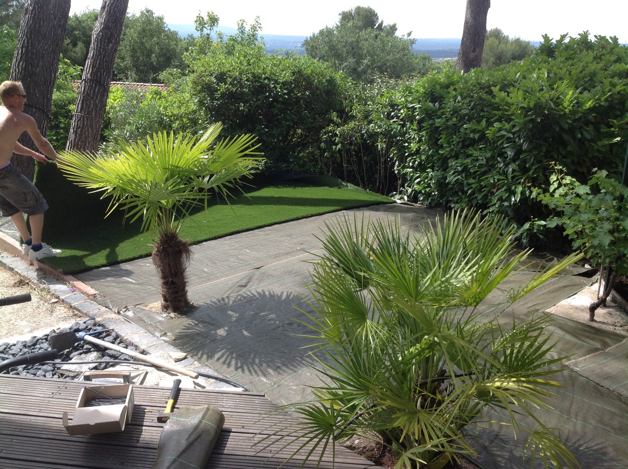 Pose des lés de gazon artificielle à Aix en Provence