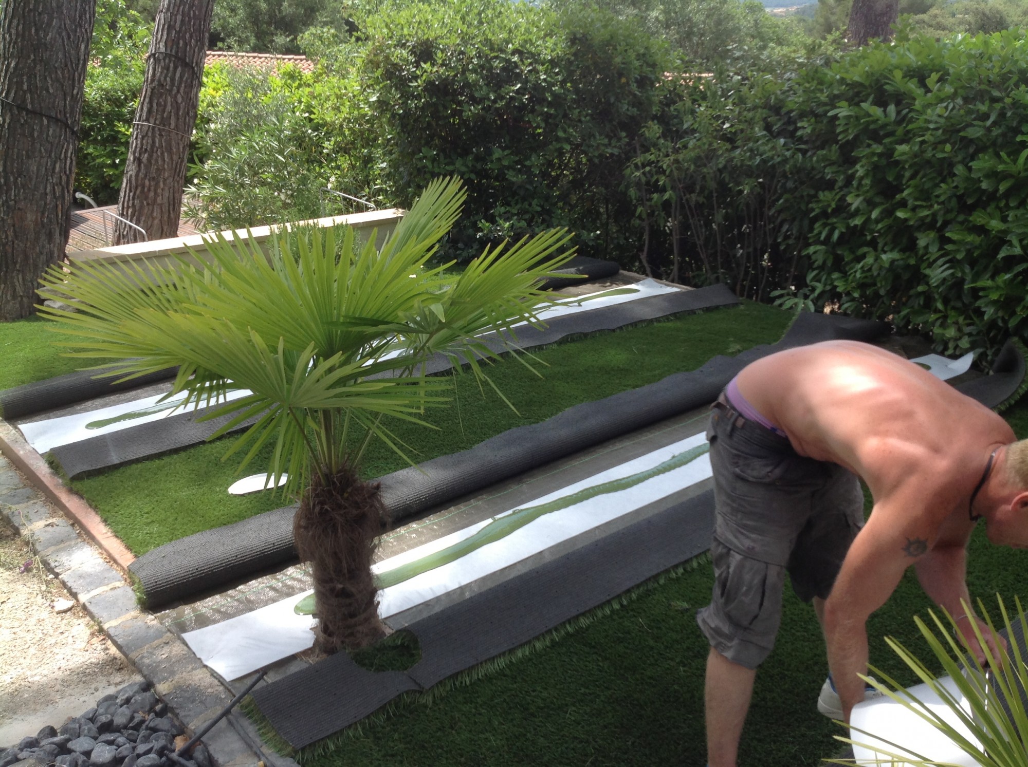 Mise en place des bandes de pontage pour la pose d'un gazon synthétique