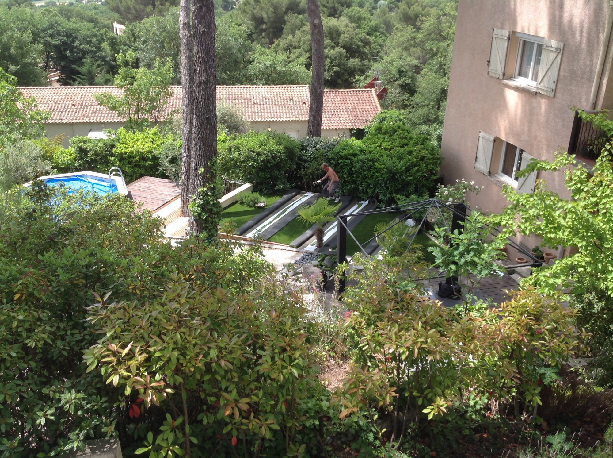 Pose d'une pelouse synthétique à Eguilles dans un jardin