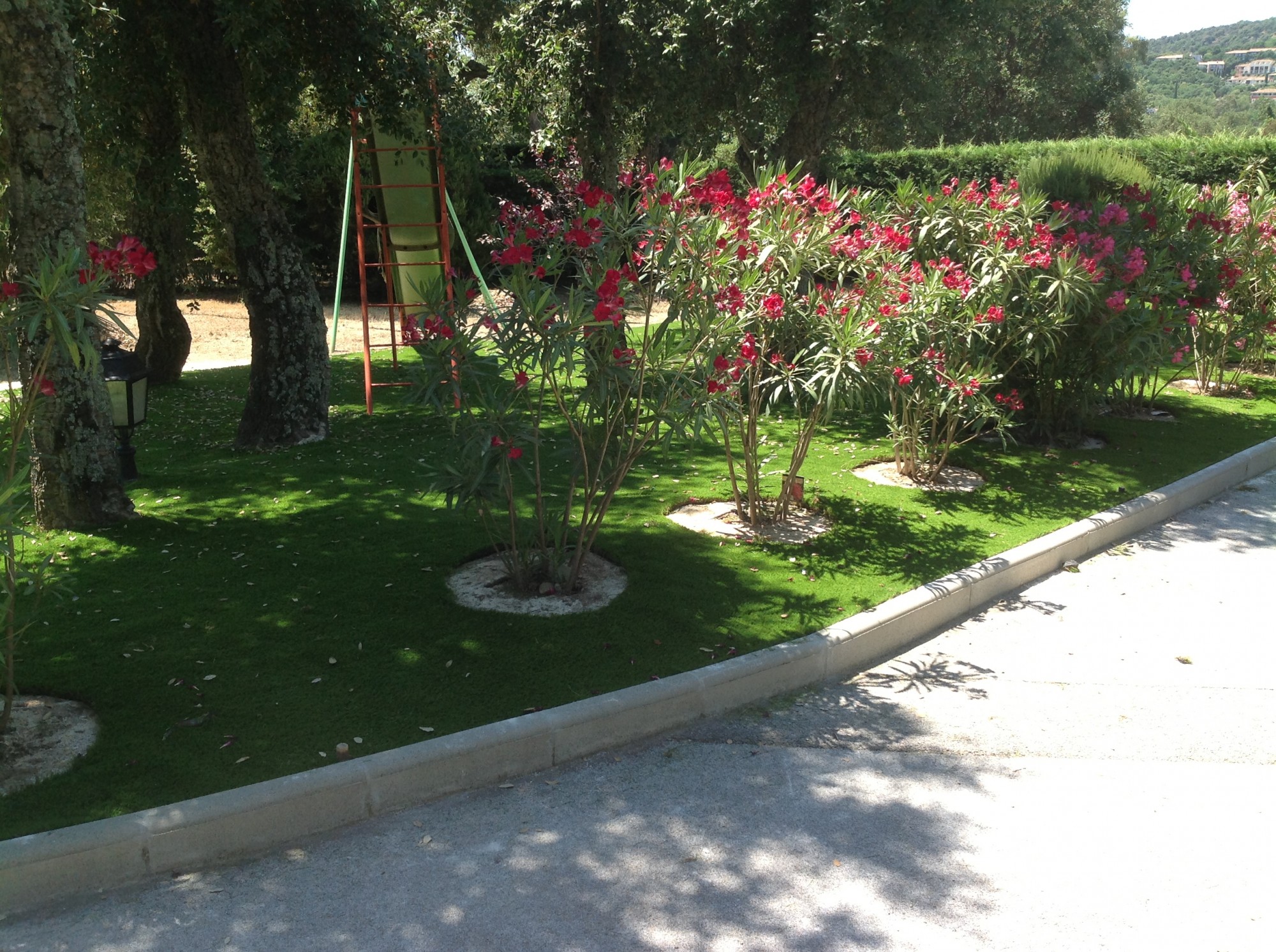 Pose d'un gazon artificiel dans un jardin à Hyères