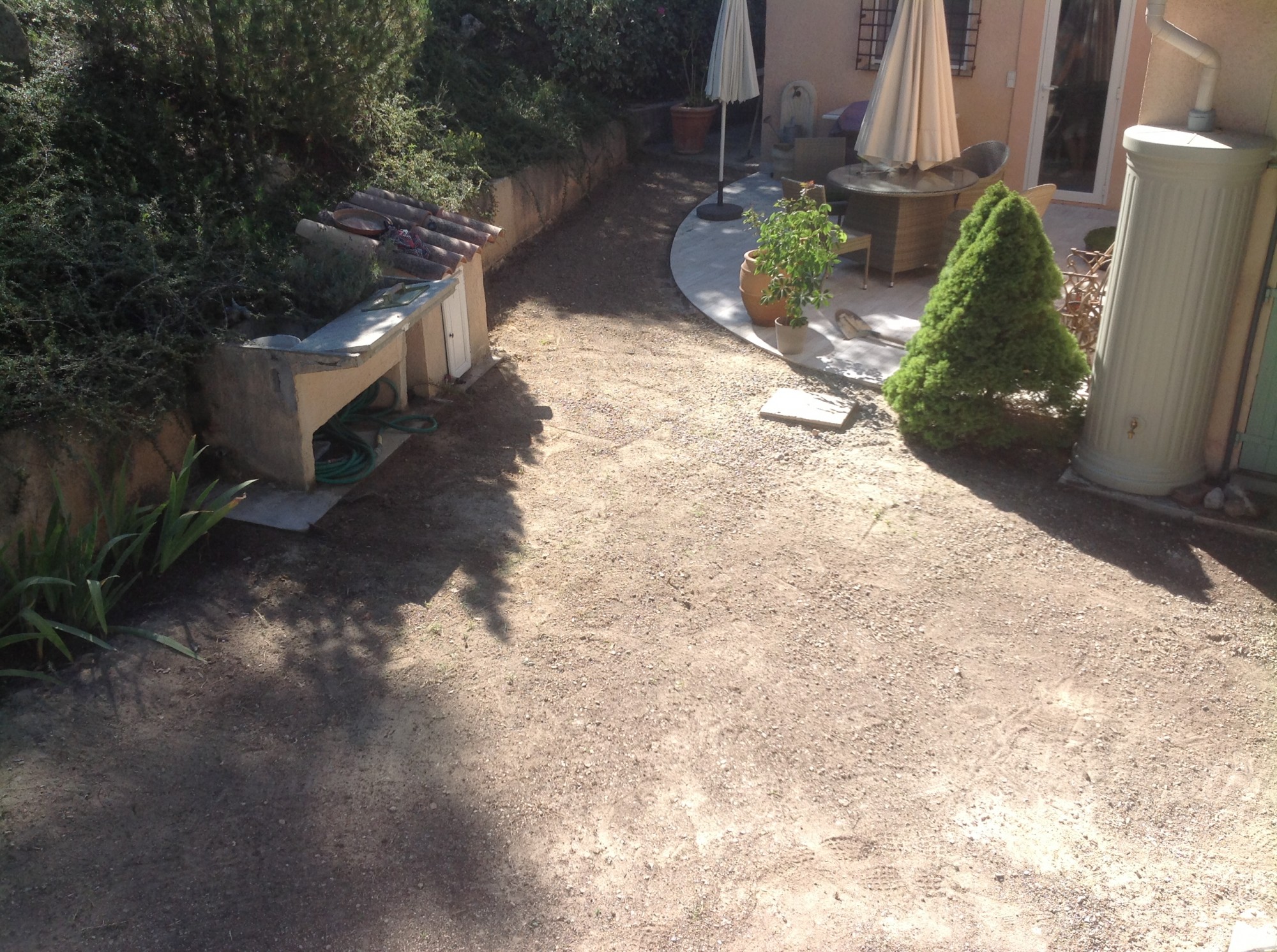 Aménagement paysager à Montpellier : pose d'une pelouse synthétique pour jardin