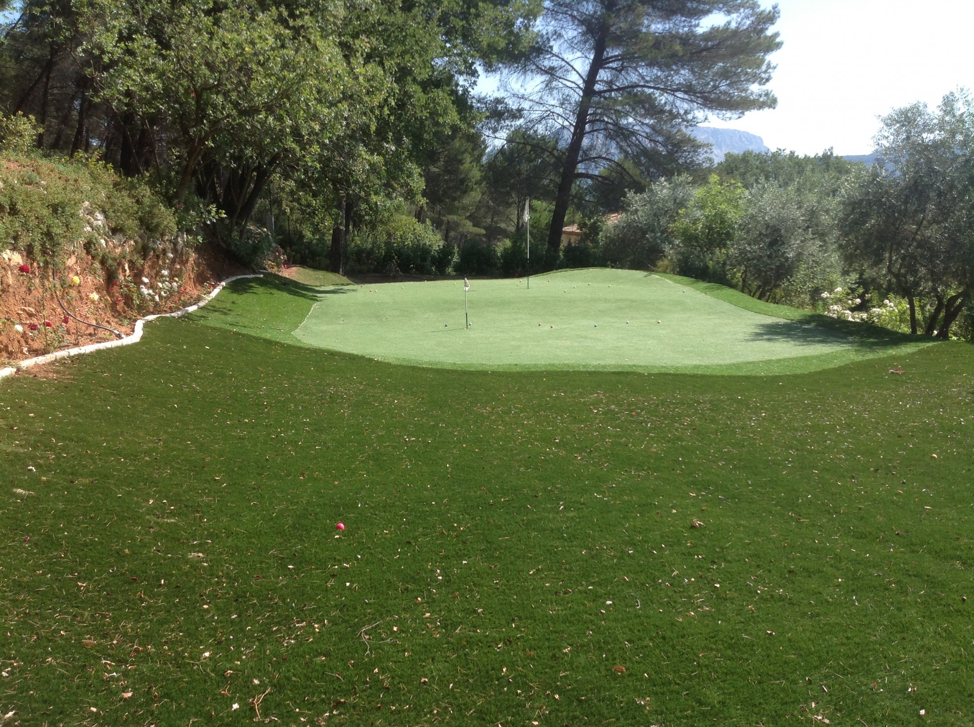 Univers gazons : poseur de putting green artificiel à Aix en Provence