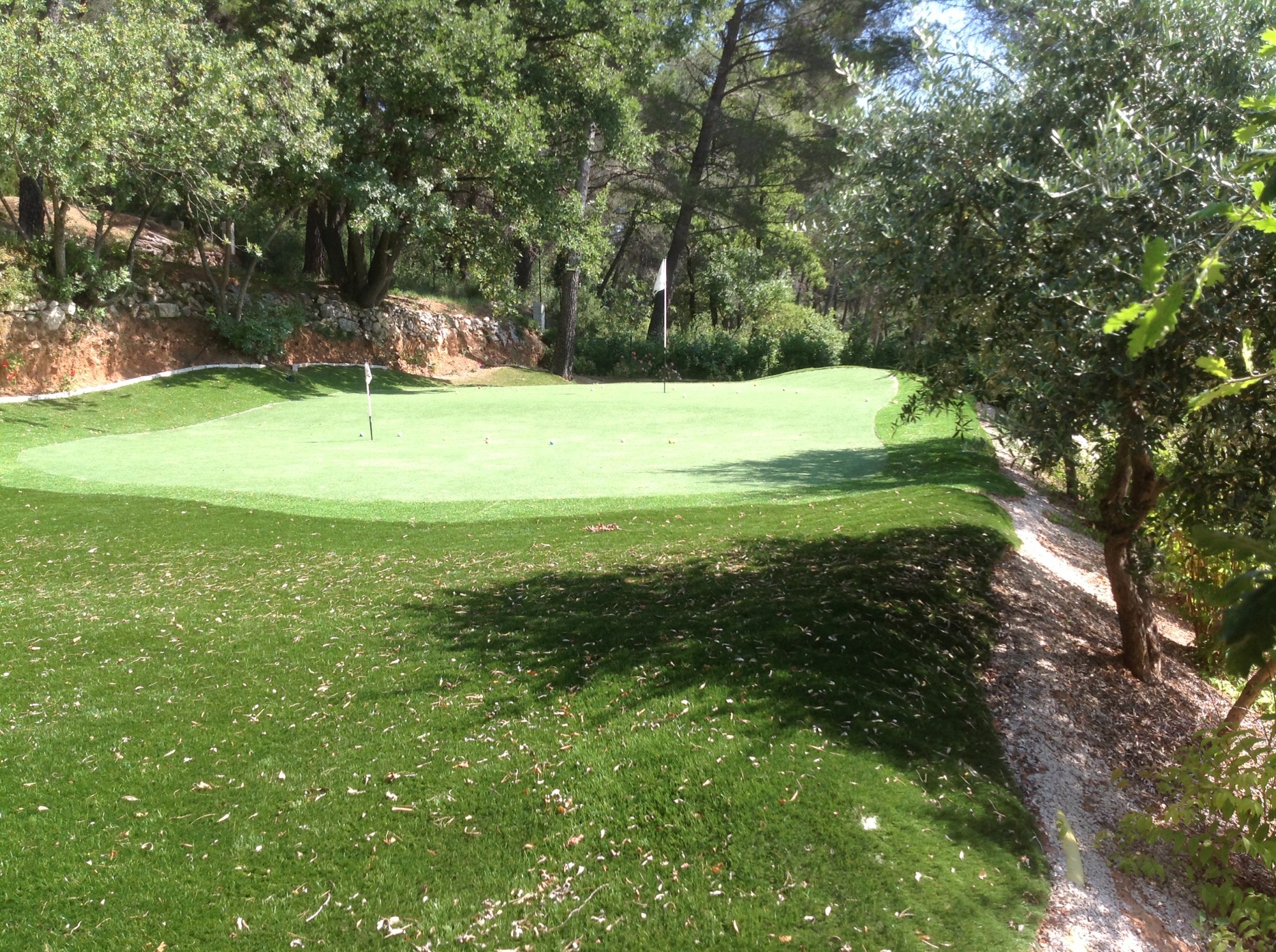 Univers gazons : installateur de putting green synthétique à Aix en Provence