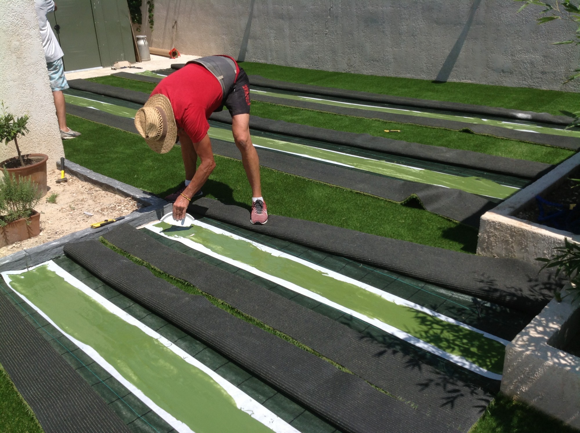 Installation d'un gazon synthétique à mémoire de forme à Nice