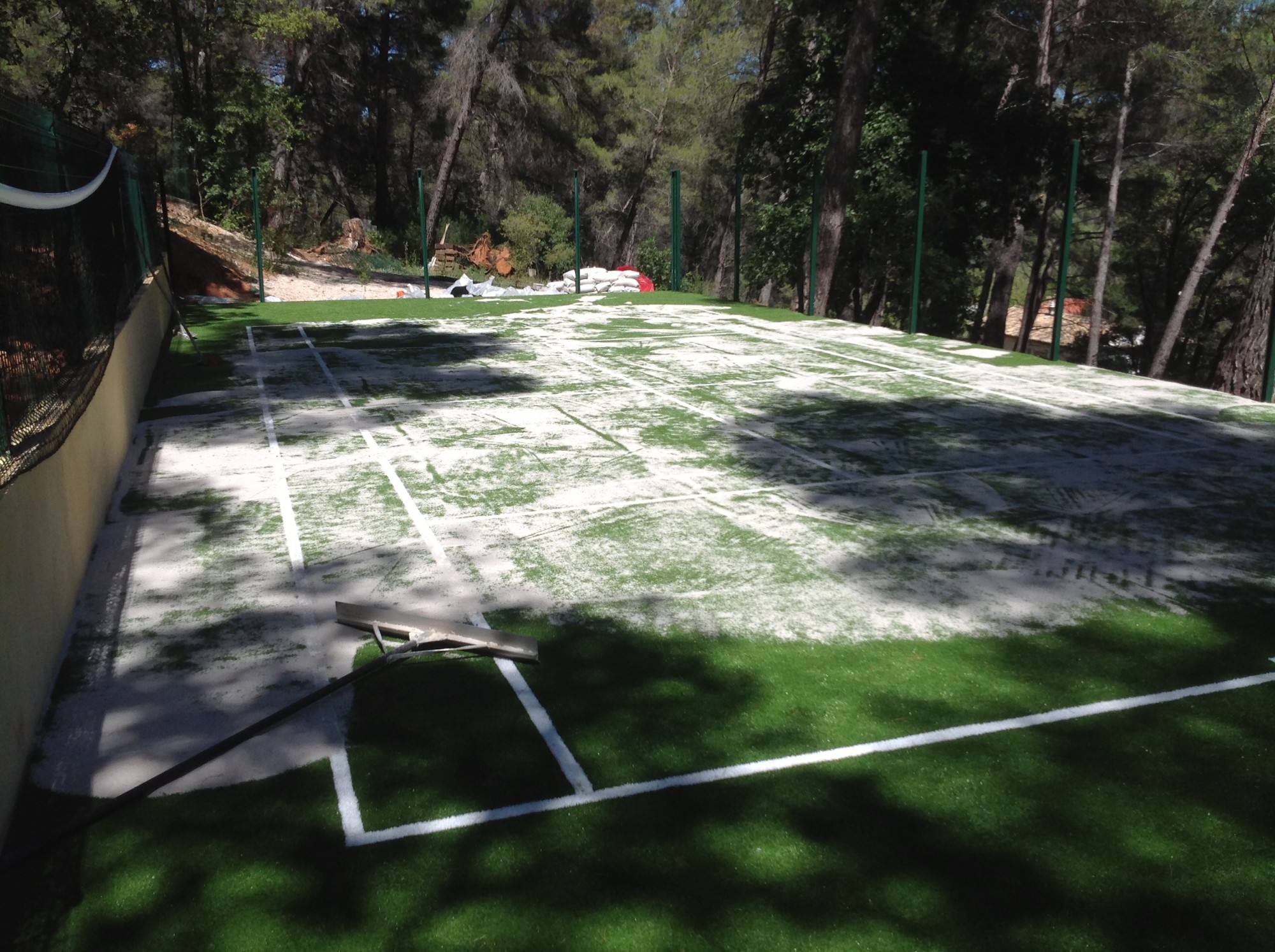 Univers gazons : poseur de gazon synthétique tennis