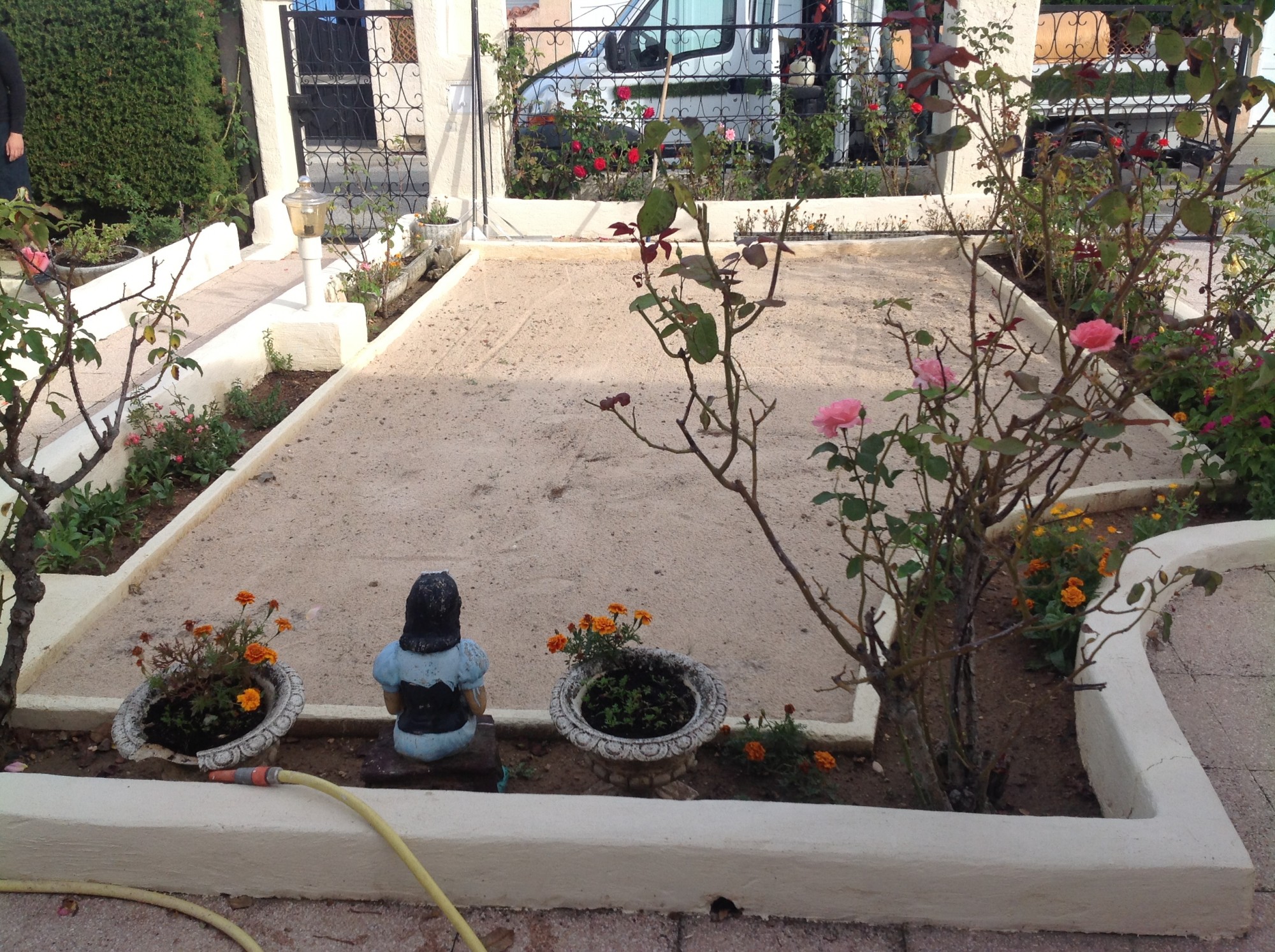 Préparation du sol avant la pose du gazon synthétique à Montpellier