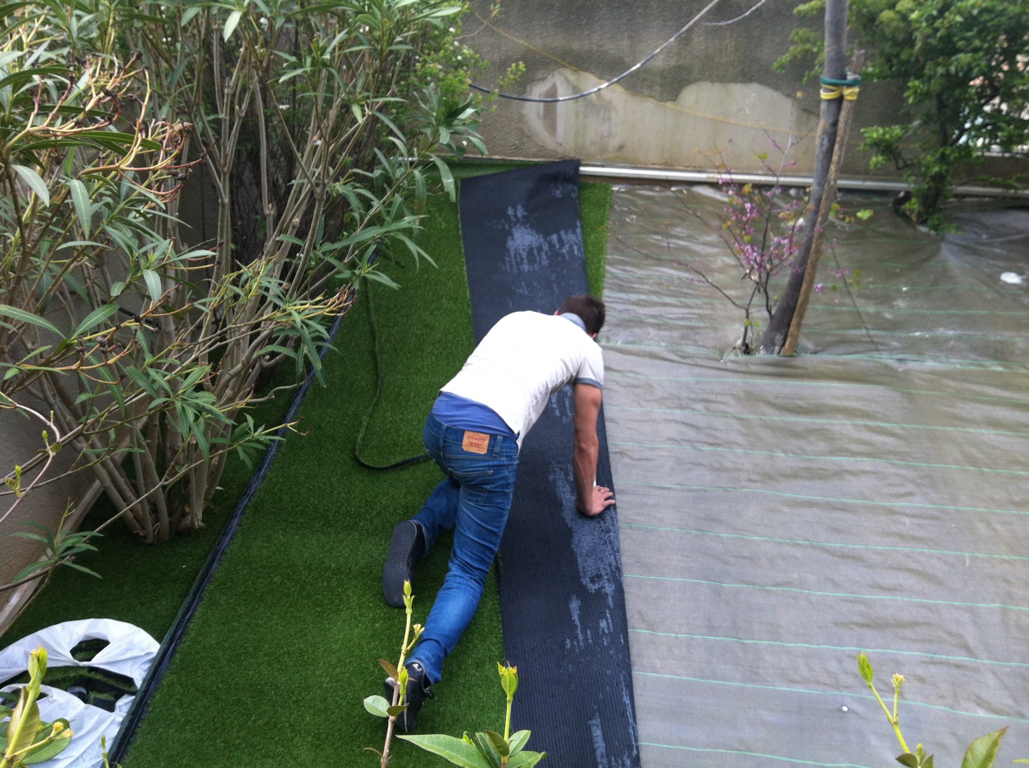 Installation des lés de pelouses synthétiques à Marseille