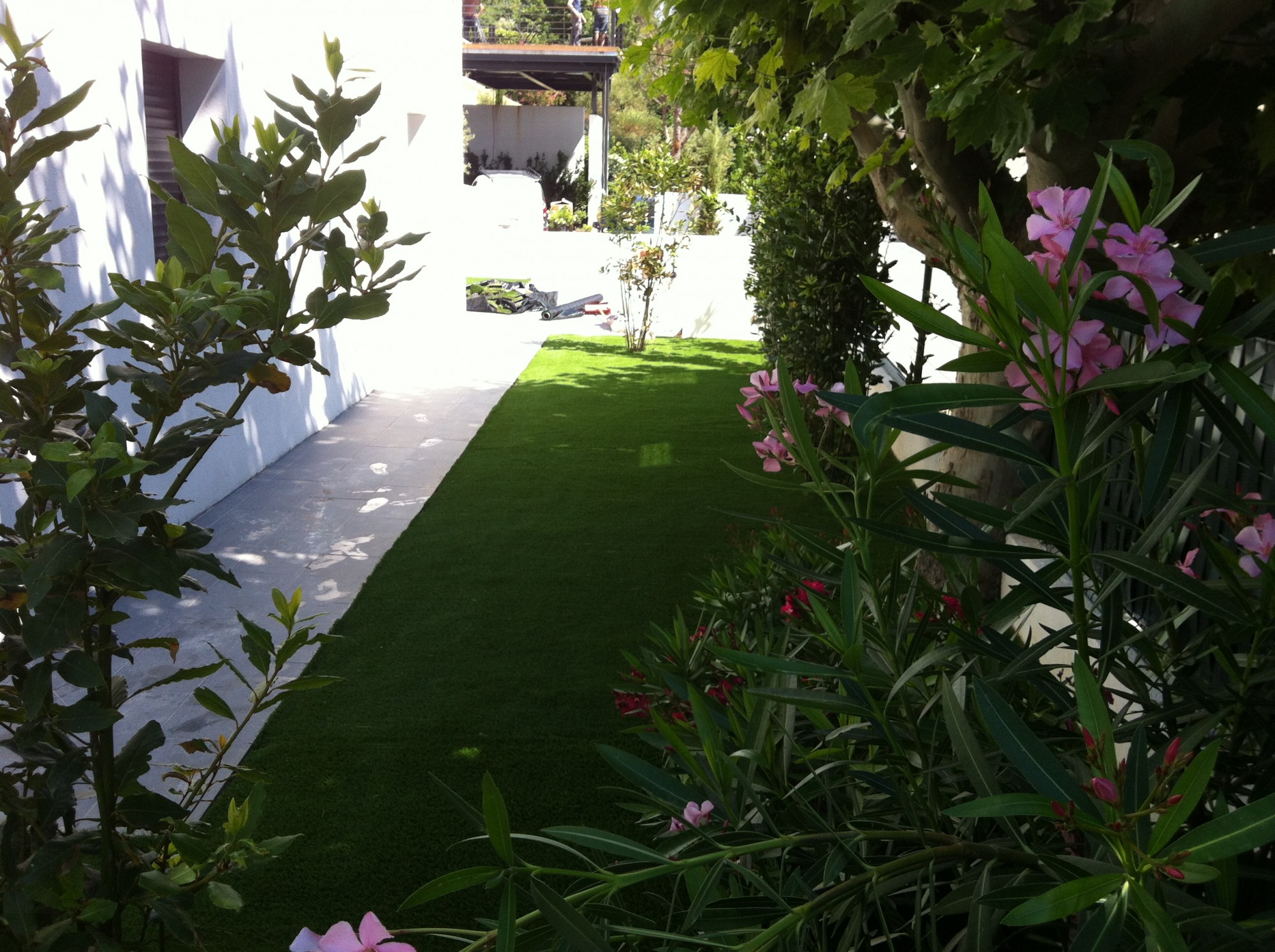 installation de gazon synthétique autour d'une piscine