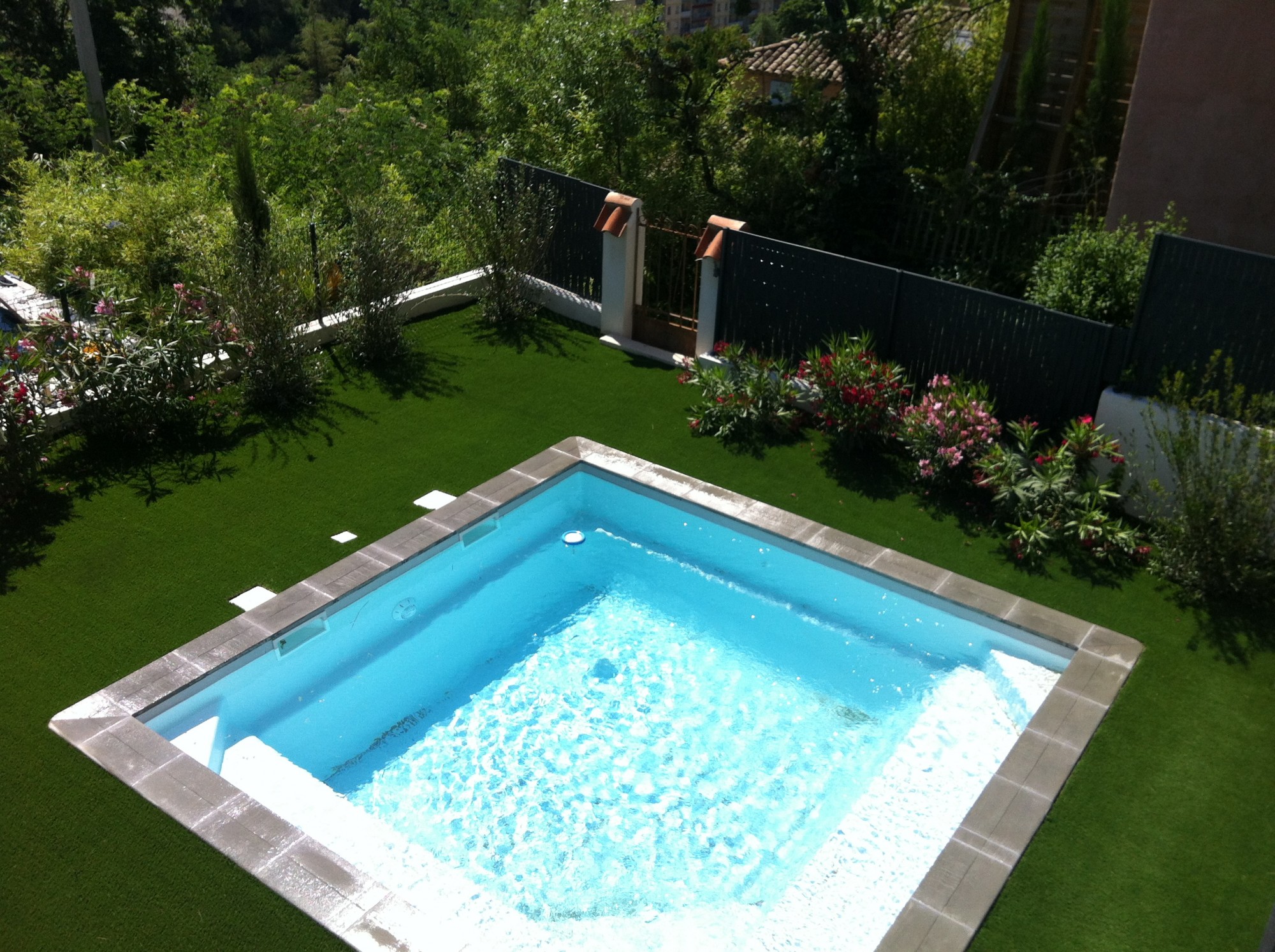 Entourage de piscine en gazon artificiel à Aix en Provence
