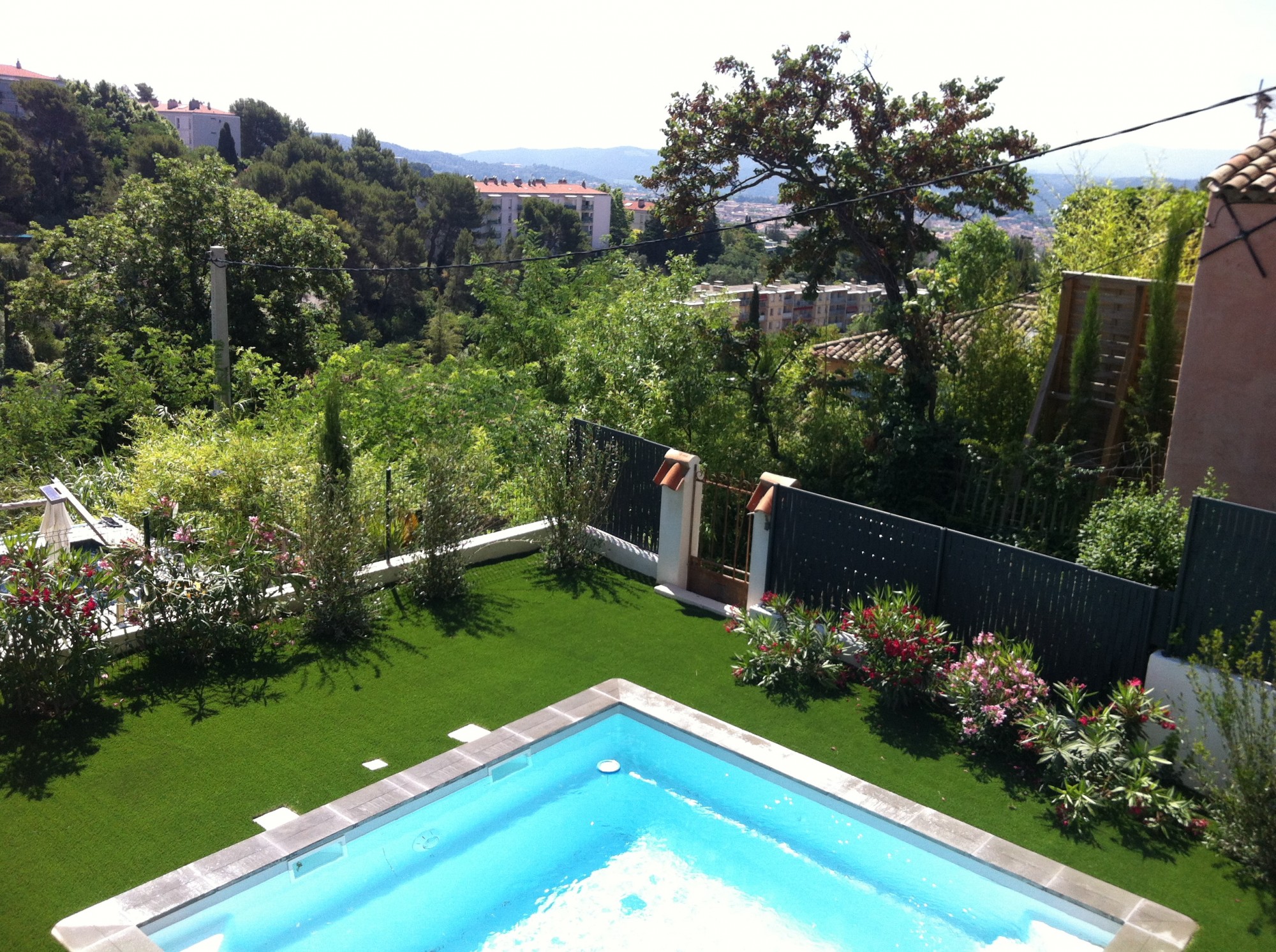 Exemple d'un jardin avec gazon synthétique dans le Var