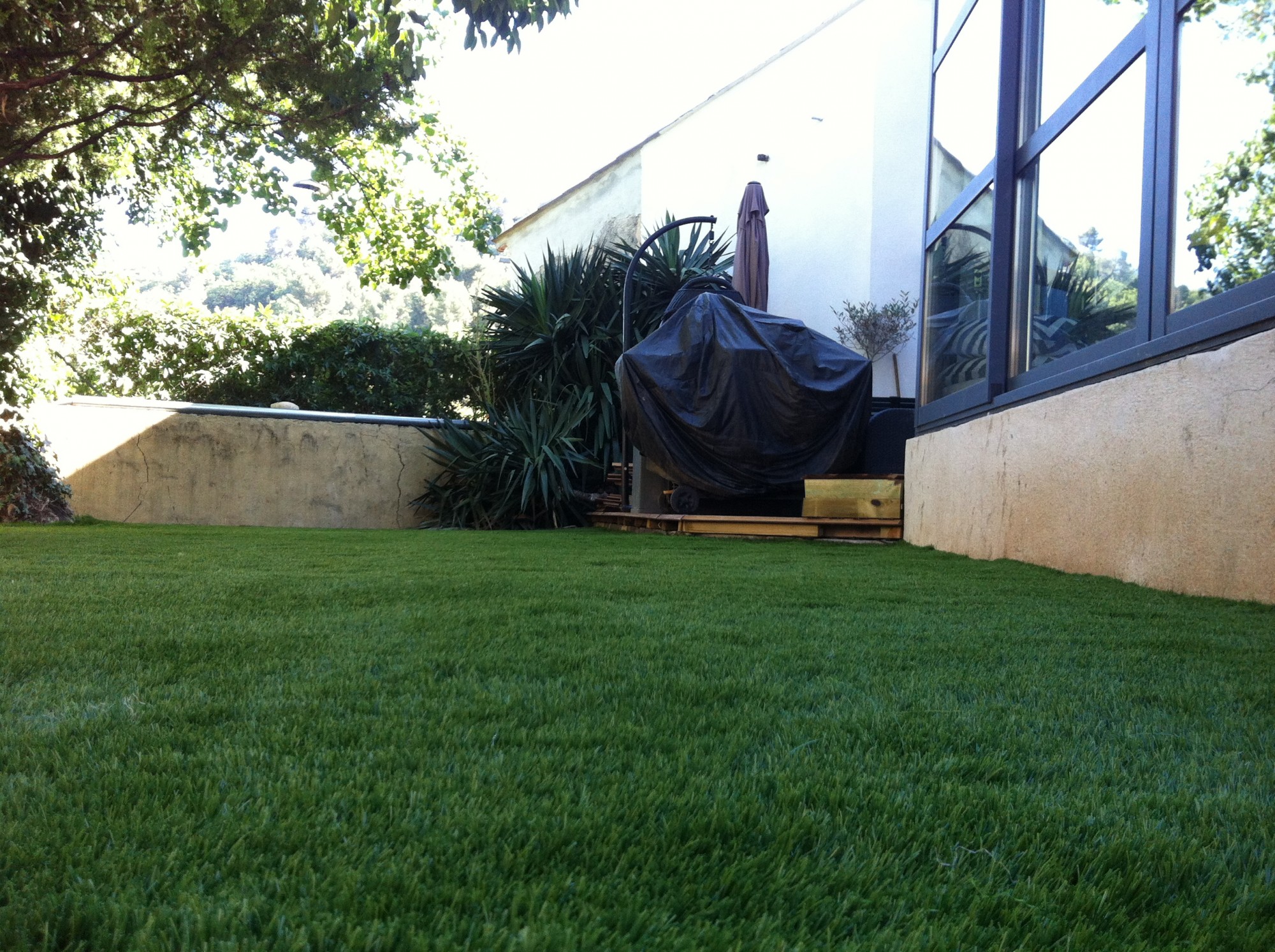 Pose de gazon synthétique pas cher à Nice