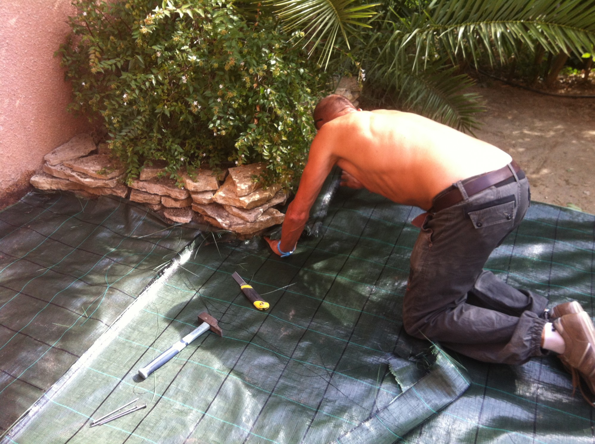 Préparer le sol avant l'installation d'une pelouse artificielle