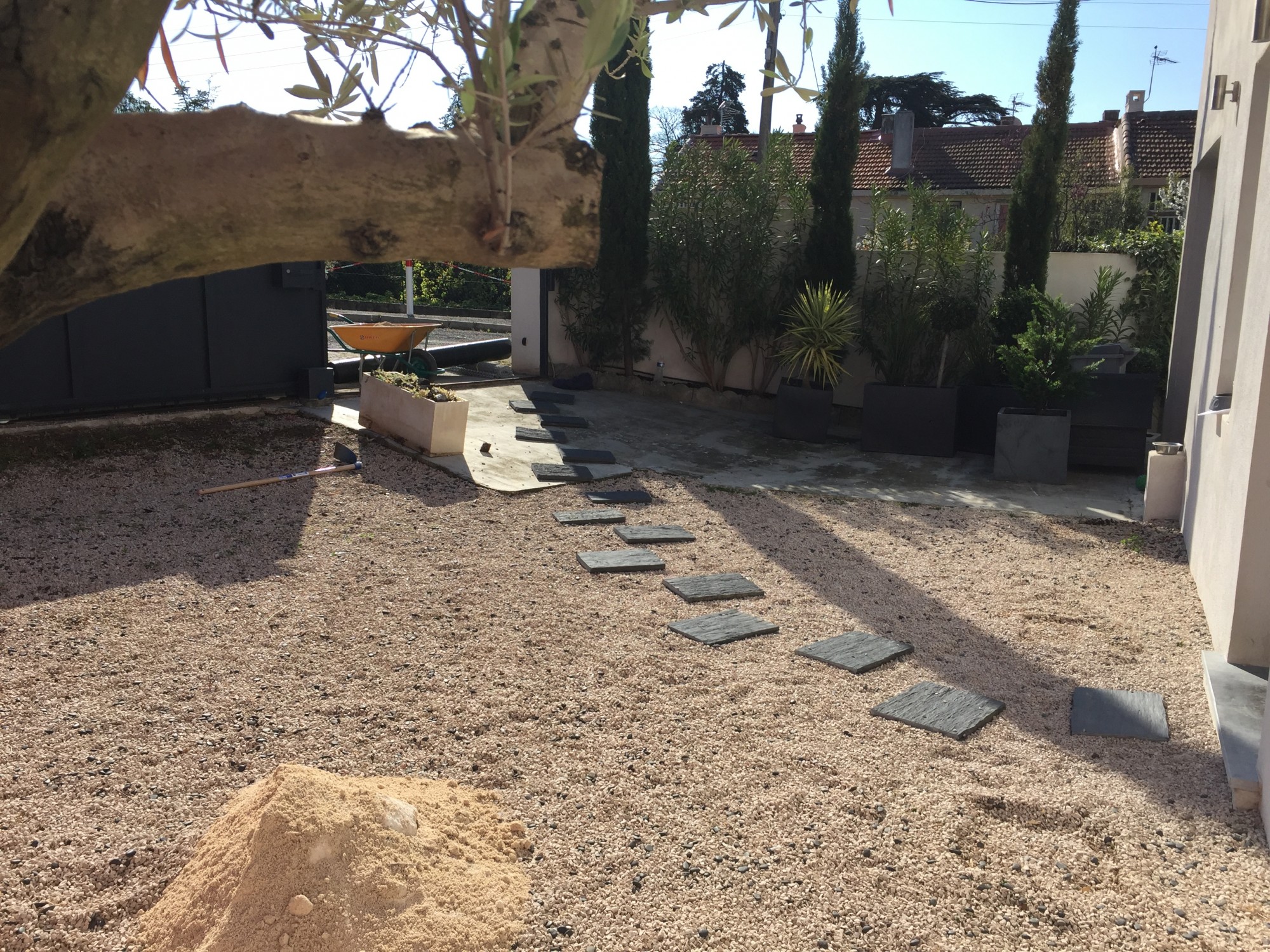 Aménagement de jardin avec pelouse artificielle à Aix en Provence