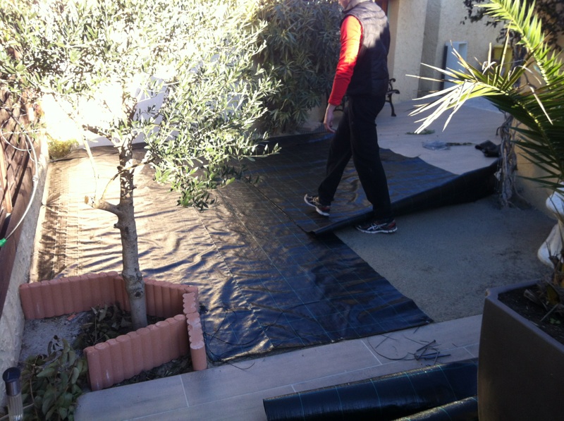 Mis en place de la toile de paillage à Aix en Provence