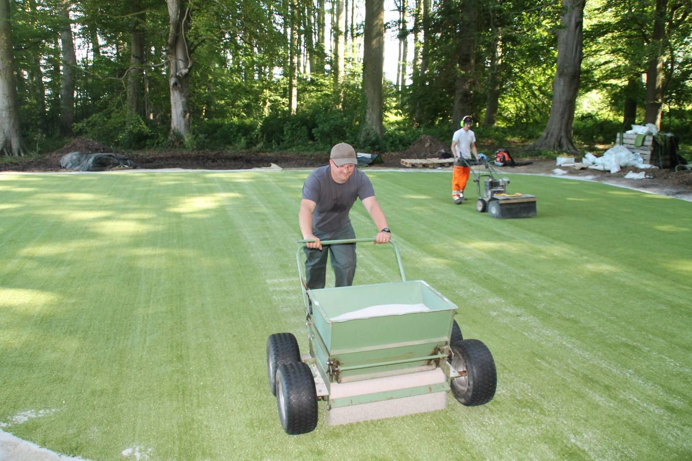 sabler un green synthétique