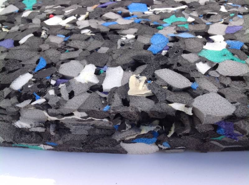 Sous couche amortissante pour aire de jeux