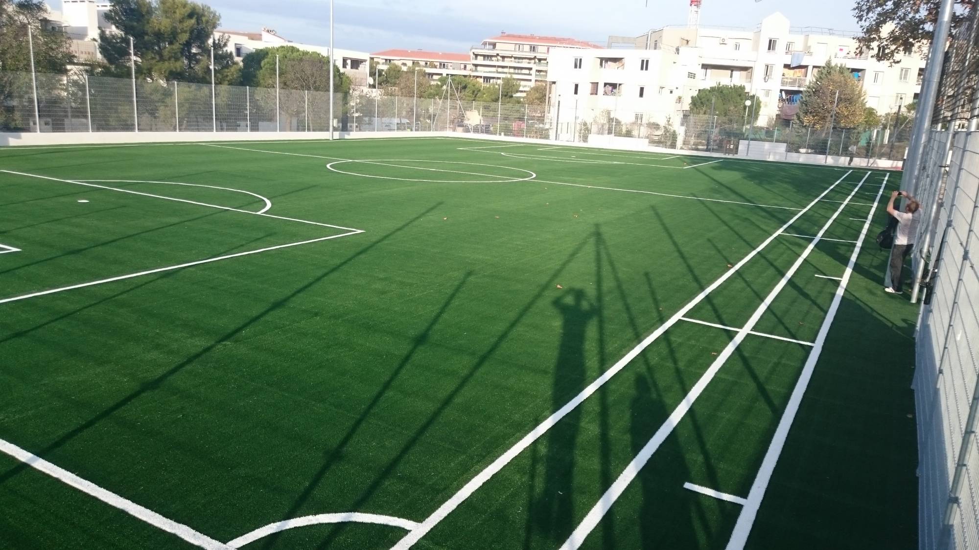 installation d'un terrain de football à Marseille avec un gazon synthétique sans remplissage
