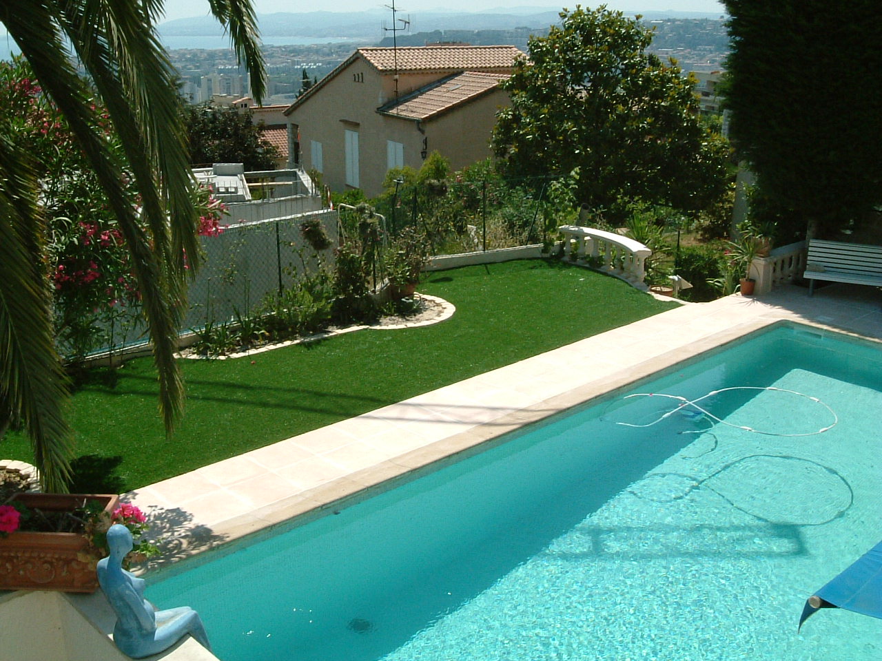 Installation d'un gazon synthétique à Cannes près d'une piscine