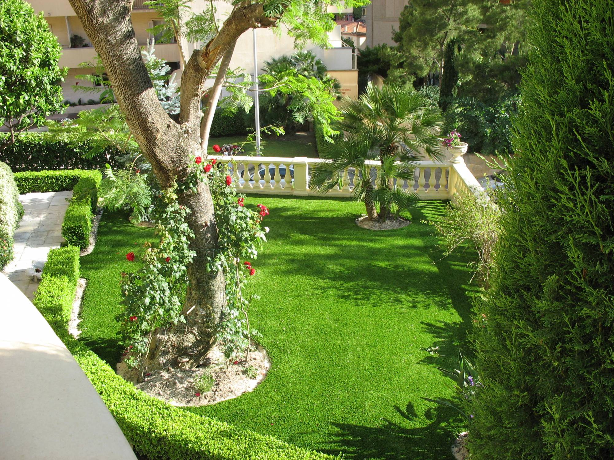 Gazon synthétique Realisme 42 mm pour l'aménagement de votre jardin.