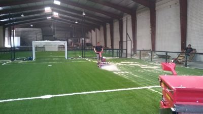 installation d'un gazon artificiel avec remplissage pour un complexe de foot indoor à Albi