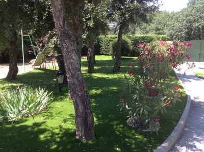 pose dans un jardin de notre gazon synthétique Carlo 35 mm à Saint Tropez