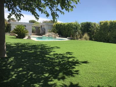 installation d'une pelouse artificielle à Avignon autour d'une piscine