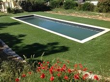 installation d'une pelouse synthétique autour d'une piscine à Aubagne (13) 