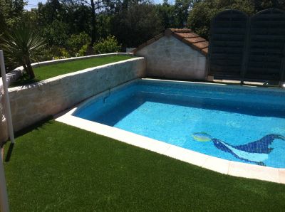 pose de la pelouse synthétique Carlo 35 mm autour d'une piscine à Saint Maximin  