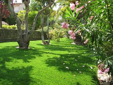 pose de la pelouse artificielle Carlo 35 mm à Cannes dans un jardin